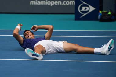 MIAMI GARDENS, FLORIDA - 3 APRIL 2022: Miami Açık 2022 İspanya Şampiyonu Carlos Alcaraz, Miami, Florida 'daki Hard Rock Stadyumu' nda oynanan erkekler final maçı sonrasında zaferini kutladı.