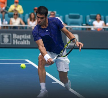 MIAMI GARDENS, FLORIDA - 3 APRIL 2022: İspanya 'dan profesyonel tenisçi Carlos Alcaraz, Miami' deki Hard Rock Stadyumu 'nda oynanan 2022 Miami Açık erkekler final maçında görev aldı.