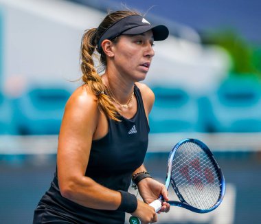 MIAMI GARDENS, FLORIDA - 30 Mart 2022: ABD 'li profesyonel tenisçi Jessica Pegula Miami Open 2022 çeyrek final maçında Florida' daki Hard Rock Stadyumu 'nda