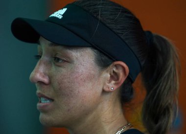 MIAMI GARDENS, FLORIDA - 30 Mart 2022: Miami Açık 2022 çeyrek final maçı sonrasında Miami Gardens, Florida 'daki Hard Rock Stadyumu' nda ABD 'li profesyonel tenisçi Jessica Pegula