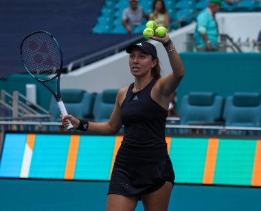 MIAMI GARDENS, FLORIDA - 30 Mart 2022: ABD 'li profesyonel tenisçi Jessica Pegula Miami Open 2022 çeyrek final maçında Florida' daki Hard Rock Stadyumu 'nda