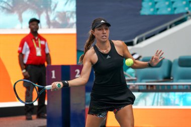 MIAMI GARDENS, FLORIDA - 30 Mart 2022: ABD 'li profesyonel tenisçi Jessica Pegula Miami Open 2022 çeyrek final maçında Florida' daki Hard Rock Stadyumu 'nda