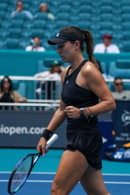MIAMI GARDENS, FLORIDA - 30 Mart 2022: ABD 'li profesyonel tenisçi Jessica Pegula Miami Open 2022 çeyrek final maçında Florida' daki Hard Rock Stadyumu 'nda