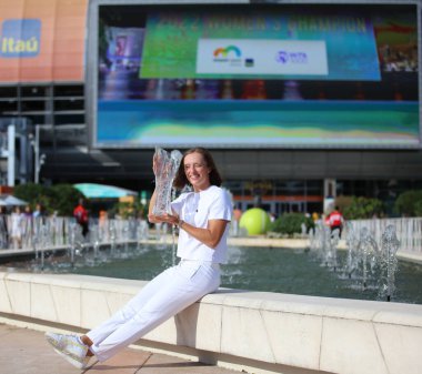 MIAMI GARDENS, FLORIDA - 2 APRIL 2022: Miami Açık 2022 şampiyonu Polonyalı Iga Swiatek, Miami 'deki Hard Rock Stadyumu' nda Naomi Osaka 'ya karşı kazandığı zaferden sonra poz verdi.