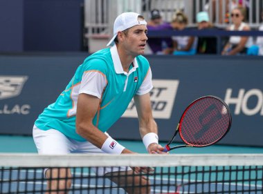 MIAMI GARDENS, FLORIDA - 30 Mart 2022: ABD 'li profesyonel tenisçi John Isner Miami' deki Hard Rock Stadyumu 'nda oynanan 2022 Miami Açık erkekler çeyrek final maçında
