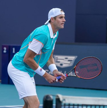 MIAMI GARDENS, FLORIDA - 30 Mart 2022: ABD 'li profesyonel tenisçi John Isner Miami' deki Hard Rock Stadyumu 'nda oynanan 2022 Miami Açık erkekler çeyrek final maçında