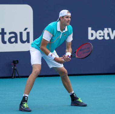 MIAMI GARDENS, FLORIDA - 30 Mart 2022: ABD 'li profesyonel tenisçi John Isner Miami' deki Hard Rock Stadyumu 'nda oynanan 2022 Miami Açık erkekler çeyrek final maçında