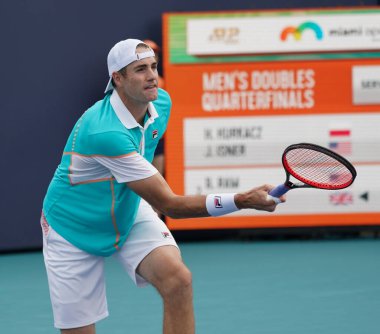 MIAMI GARDENS, FLORIDA - 30 Mart 2022: ABD 'li profesyonel tenisçi John Isner Miami' deki Hard Rock Stadyumu 'nda oynanan 2022 Miami Açık erkekler çeyrek final maçında