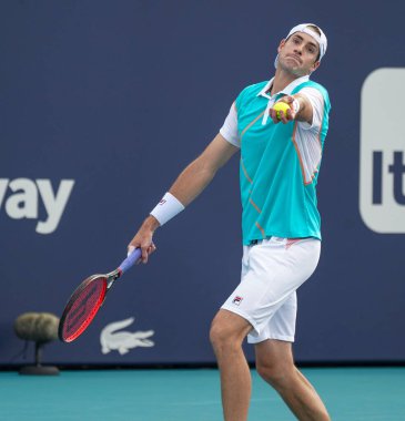 MIAMI GARDENS, FLORIDA - 30 Mart 2022: ABD 'li profesyonel tenisçi John Isner Miami' deki Hard Rock Stadyumu 'nda oynanan 2022 Miami Açık erkekler çeyrek final maçında