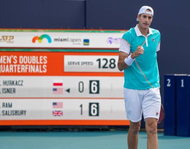 MIAMI GARDENS, FLORIDA - 30 Mart 2022: ABD 'li profesyonel tenisçi John Isner Miami' deki Hard Rock Stadyumu 'nda oynanan 2022 Miami Açık erkekler çeyrek final maçında