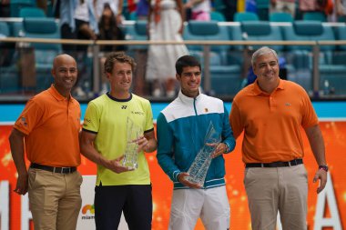 MIAMI GARDENS, FLORIDA - 3 APRIL 2022: Miami Açık 2022 Şampiyonu Carlos Alcaraz (R) ve finalist Norveçli Casper Ruud Miami Gardens, FL 'deki Hard Rock Stadyumu' nda kupa sunumunda