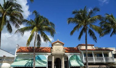 PALM BEACH, FLORIDA - 18 Şubat 2022: Palm Beach, FL 'deki Roma Worth Avenue Avlusu. Worth Avenue Palm Beach, Florida 'da lüks bir alışveriş ve yemek bölgesi.