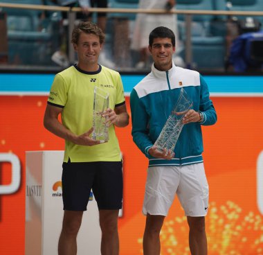 MIAMI GARDENS, FLORIDA - 3 APRIL 2022: Miami Açık 2022 Şampiyonu Carlos Alcaraz (R) ve finalist Norveçli Casper Ruud Miami Gardens, FL 'deki Hard Rock Stadyumu' nda kupa sunumunda