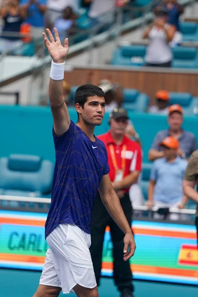 MIAMI GARDENS, FLORIDA - 3 APRIL 2022: Miami Açık 2022 İspanya Şampiyonu Carlos Alcaraz, Miami, Florida 'daki Hard Rock Stadyumu' nda oynanan erkekler final maçı sonrasında zaferini kutladı.