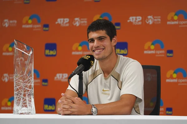 MIAMI GARDENS, FLORIDA - 3 APRIL 2022: Miami Open 2022 İspanya Şampiyonu Carlos Alcaraz, Miami, Florida 'daki Hard Rock Stadyumu' ndaki erkekler final maçı sonrasında düzenlediği basın toplantısında