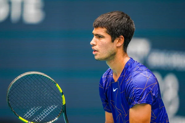 MIAMI GARDENS, FLORIDA - 3 APRIL 2022: İspanya 'dan profesyonel tenisçi Carlos Alcaraz, Miami' deki Hard Rock Stadyumu 'nda oynanan 2022 Miami Açık erkekler final maçında görev aldı.