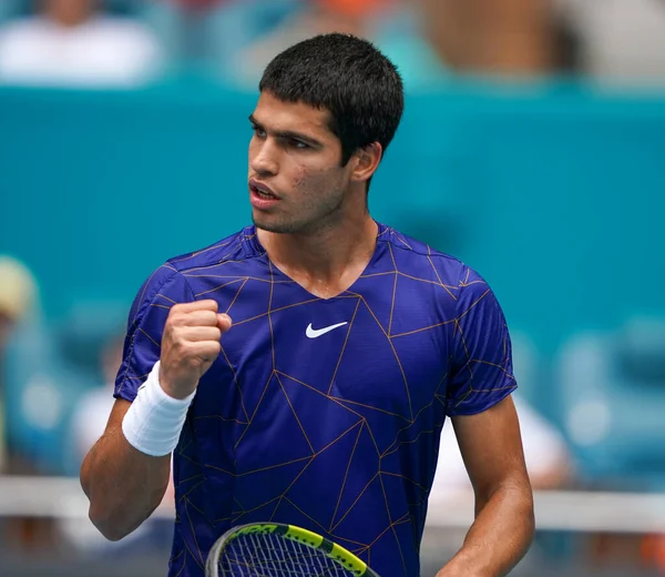 MIAMI GARDENS, FLORIDA - 3 APRIL 2022: İspanya 'dan profesyonel tenisçi Carlos Alcaraz, Miami' deki Hard Rock Stadyumu 'nda oynanan 2022 Miami Açık erkekler final maçında görev aldı.