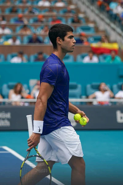 MIAMI GARDENS, FLORIDA - 3 APRIL 2022: İspanya 'dan profesyonel tenisçi Carlos Alcaraz, Miami' deki Hard Rock Stadyumu 'nda oynanan 2022 Miami Açık erkekler final maçında görev aldı.