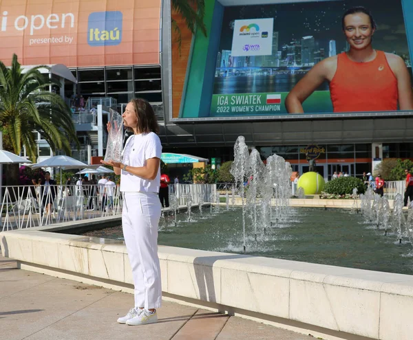 Miami Gardens Florida April 2022 2022年迈阿密公开赛冠军 波兰选手伊加 斯沃泰克在佛罗里达州迈阿密花园的硬岩体育场击败大阪娜奥米后 与人合影 — 图库照片