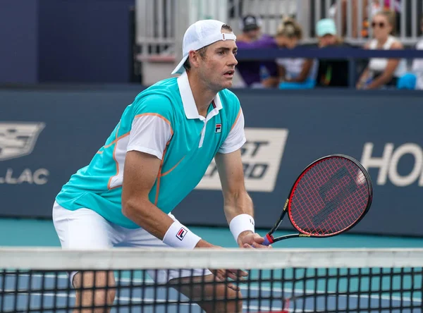 MIAMI GARDENS, FLORIDA - 30 Mart 2022: ABD 'li profesyonel tenisçi John Isner Miami' deki Hard Rock Stadyumu 'nda oynanan 2022 Miami Açık erkekler çeyrek final maçında
