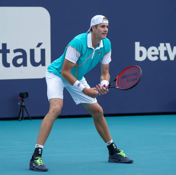 MIAMI GARDENS, FLORIDA - 30 Mart 2022: ABD 'li profesyonel tenisçi John Isner Miami' deki Hard Rock Stadyumu 'nda oynanan 2022 Miami Açık erkekler çeyrek final maçında