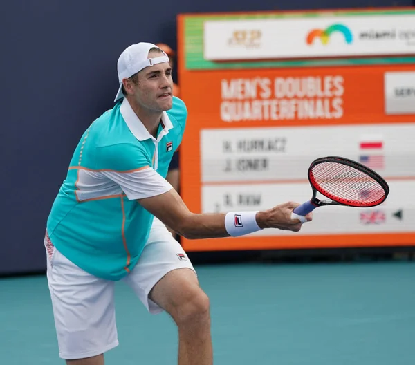 MIAMI GARDENS, FLORIDA - 30 Mart 2022: ABD 'li profesyonel tenisçi John Isner Miami' deki Hard Rock Stadyumu 'nda oynanan 2022 Miami Açık erkekler çeyrek final maçında