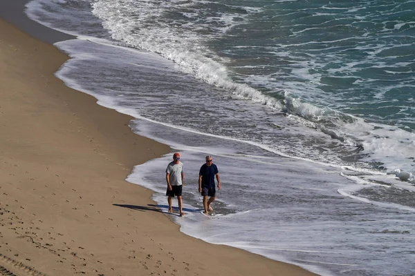 Riviera Beach Florida March 2022 Unidentified Men Walk Beach Singer — Stock Photo, Image