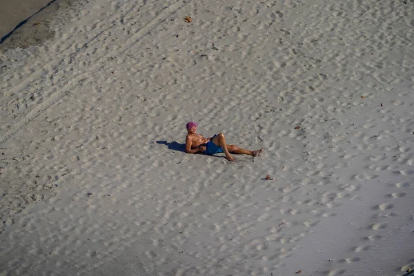 Riviera Beach Florida Marzo 2022 Hombre Identificado Tomando Sol Riviera — Foto de Stock