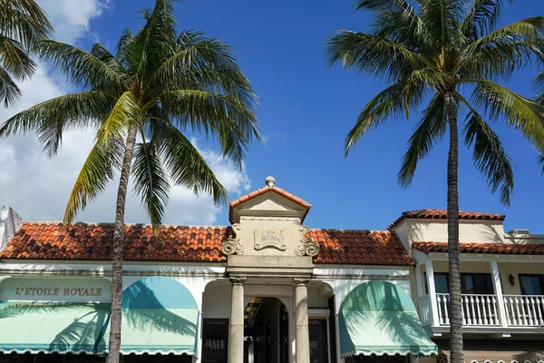 PALM BEACH, FLORIDA - 18 Şubat 2022: Palm Beach, FL 'deki Roma Worth Avenue Avlusu. Worth Avenue Palm Beach, Florida 'da lüks bir alışveriş ve yemek bölgesi.