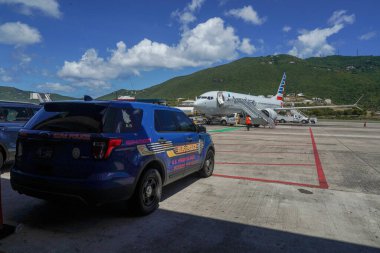 St. THOMAS, ABD VIRGIN Adaları - 4 Nisan 2022: Virgin Adaları Liman İdaresi Polisi, ABD Virjin Adaları 'ndaki Charlotte Amalie' de bulunan Cyril E. King Havalimanı 'nda güvenlik sağlar.