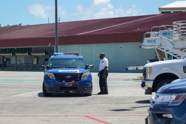 St. THOMAS, ABD VIRGIN Adaları - 4 Nisan 2022: Virgin Adaları Liman İdaresi Polisi, ABD Virjin Adaları 'ndaki Charlotte Amalie' de bulunan Cyril E. King Havalimanı 'nda güvenlik sağlar.