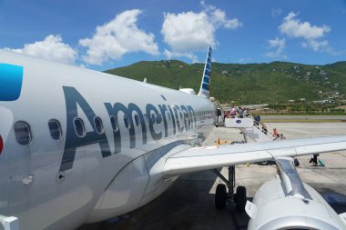 St. THOMAS, ABD VIRGIN Adaları - 4 Nisan 2022: American Airlines Airbus 319, ABD Virjin Adaları 'ndaki Charlotte Amalie' de bulunan Cyril E. King Havalimanı pistinde.