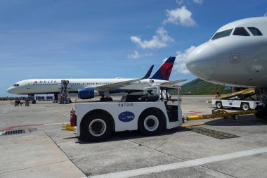 St. THOMAS, ABD VIRGIN Adaları - 4 Nisan 2022: Delta Airlines Boeing 757, ABD Virjin Adaları 'ndaki Charlotte Amalie' de bulunan Cyril E. King Havalimanı pistinde.