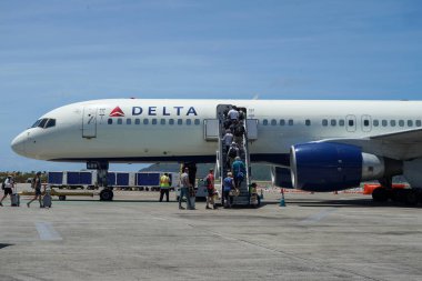 St. THOMAS, ABD VIRGIN Adaları - 4 Nisan 2022: Delta Airlines Boeing 757, ABD Virjin Adaları 'ndaki Charlotte Amalie' de bulunan Cyril E. King Havalimanı pistinde.