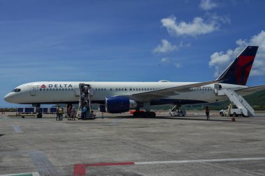 St. THOMAS, ABD VIRGIN Adaları - 4 Nisan 2022: Delta Airlines Boeing 757, ABD Virjin Adaları 'ndaki Charlotte Amalie' de bulunan Cyril E. King Havalimanı pistinde.