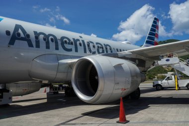 St. THOMAS, ABD VIRGIN Adaları - 4 Nisan 2022: American Airlines Airbus 319, ABD Virjin Adaları 'ndaki Charlotte Amalie' de bulunan Cyril E. King Havalimanı pistinde.