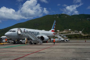 St. THOMAS, ABD VIRGIN Adaları - 4 Nisan 2022: American Airlines Airbus 319, ABD Virjin Adaları 'ndaki Charlotte Amalie' de bulunan Cyril E. King Havalimanı pistinde.