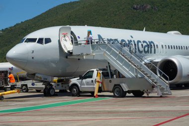 St. THOMAS, ABD VIRGIN Adaları - 4 Nisan 2022: American Airlines Airbus 319, ABD Virjin Adaları 'ndaki Charlotte Amalie' de bulunan Cyril E. King Havalimanı pistinde.