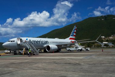 St. THOMAS, ABD VIRGIN Adaları - 4 Nisan 2022: American Airlines Airbus 319, ABD Virjin Adaları 'ndaki Charlotte Amalie' de bulunan Cyril E. King Havalimanı pistinde.
