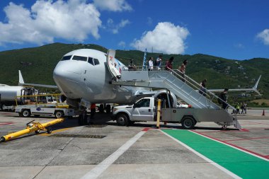 St. THOMAS, ABD VIRGIN Adaları - 4 Nisan 2022: American Airlines Airbus 319, ABD Virjin Adaları 'ndaki Charlotte Amalie' de bulunan Cyril E. King Havalimanı pistinde.