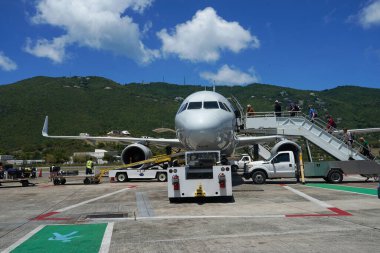 St. THOMAS, ABD VIRGIN Adaları - 4 Nisan 2022: American Airlines Airbus 319, ABD Virjin Adaları 'ndaki Charlotte Amalie' de bulunan Cyril E. King Havalimanı pistinde.