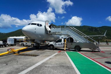 St. THOMAS, ABD VIRGIN Adaları - 4 Nisan 2022: American Airlines Airbus 319, ABD Virjin Adaları 'ndaki Charlotte Amalie' de bulunan Cyril E. King Havalimanı pistinde.
