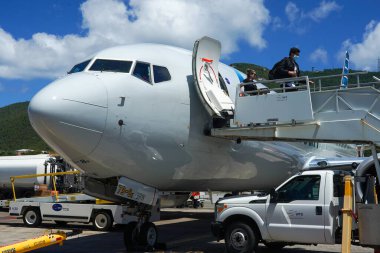 St. THOMAS, ABD VIRGIN Adaları - 4 Nisan 2022: American Airlines Airbus 319, ABD Virjin Adaları 'ndaki Charlotte Amalie' de bulunan Cyril E. King Havalimanı pistinde.
