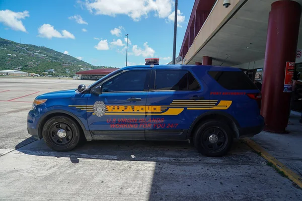 St. THOMAS, ABD VIRGIN Adaları - 4 Nisan 2022: Virgin Adaları Liman İdaresi Polisi, ABD Virjin Adaları 'ndaki Charlotte Amalie' de bulunan Cyril E. King Havalimanı 'nda güvenlik sağlar.