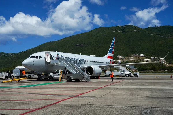 St. THOMAS, ABD VIRGIN Adaları - 4 Nisan 2022: American Airlines Airbus 319, ABD Virjin Adaları 'ndaki Charlotte Amalie' de bulunan Cyril E. King Havalimanı pistinde.