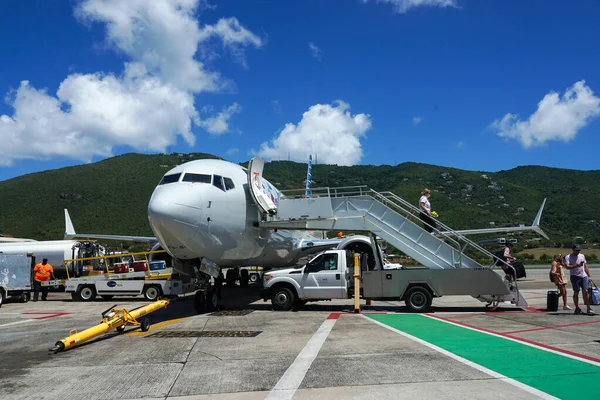 St. THOMAS, ABD VIRGIN Adaları - 4 Nisan 2022: American Airlines Airbus 319, ABD Virjin Adaları 'ndaki Charlotte Amalie' de bulunan Cyril E. King Havalimanı pistinde.