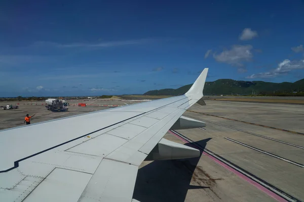 Passenger Plane Lands Cyril King Airport Located Charlotte Amalie Island — Zdjęcie stockowe