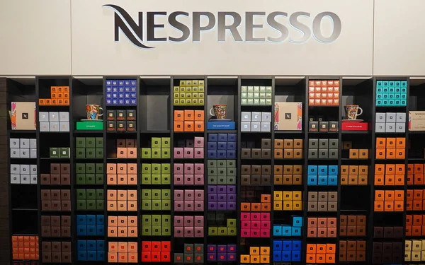 NEW YORK - 7 Nisan 2022: New York 'taki Nespresso mağazasında çeşitli kahve kapsülleri. Nespresso, İsviçre 'nin Lozan şehrinde bulunan Nestle Grubu' nun operasyon birimidir.