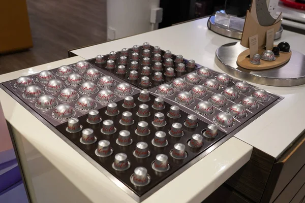 NEW YORK - 7 Nisan 2022: New York 'taki Nespresso mağazasında çeşitli kahve kapsülleri. Nespresso, İsviçre 'nin Lozan şehrinde bulunan Nestle Grubu' nun operasyon birimidir.
