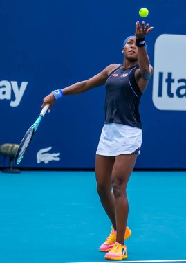 MIAMI GARDENS, FLORIDA - 1 APRIL 2022: ABD 'li profesyonel tenisçi Coco Gauff, Miami Gardens, Florida' daki Hard Rock Stadyumu 'nda oynanan 2022 Miami Açık yarı final bayanlar çiftler karşılaşmasında
